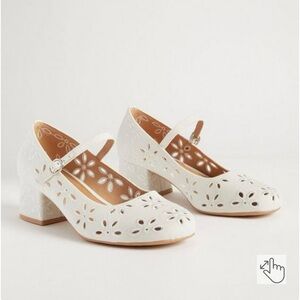 Torrid white Eyelet Block Heel (7WW)